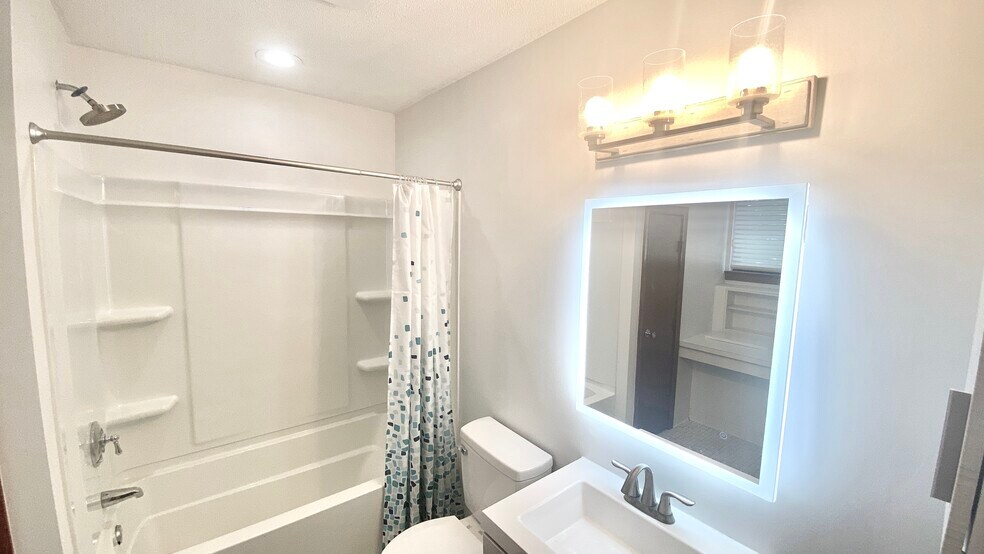 Main bath - 19 Woods Run