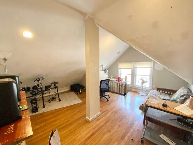 Building Photo - NO FEE - MISSION HILL 4 BED W/ LAUNDRY IN UNIT