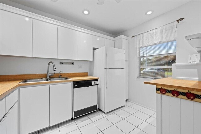 Building Photo - 455 Golden River Dr