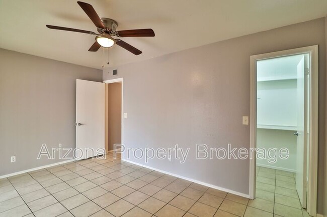 Building Photo - 6144 E Glencove St