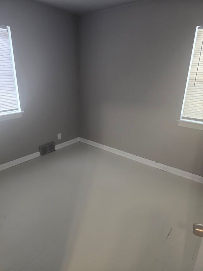 Building Photo - 2 Bedroom With Bonus Room in Basement