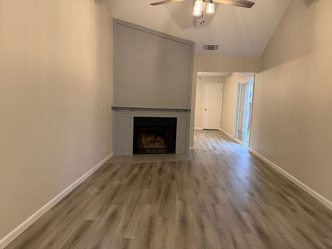 Building Photo - 5417 E Knoll Dr