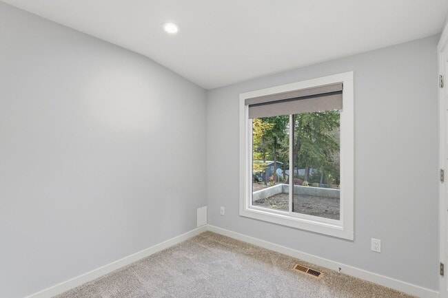 Building Photo - Stunning 4 Bedroom/2 Bathroom West Linn Retreat with Designer Firepit & Gorgeous Views!