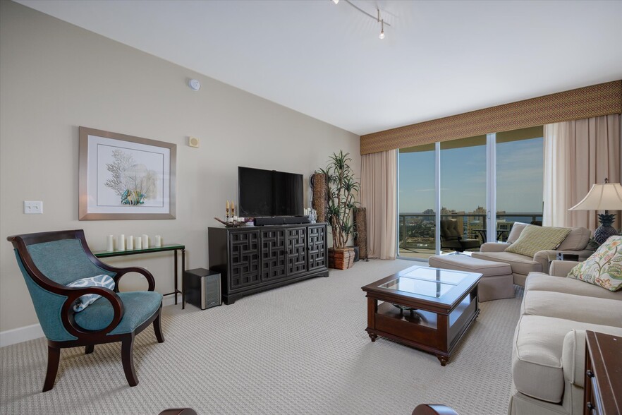 Building Photo - 3000 Oasis Grand Blvd