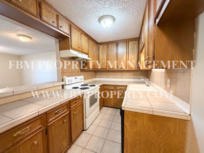 Building Photo - 2541 W Sycamore Ave