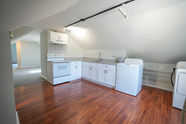 Building Photo - 14 Mayflower Ave