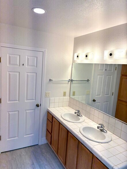 Prim Bathroom - 12961 Burnt Cedar Ln