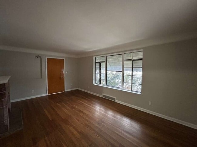 Building Photo - 19181 Lakeshore Blvd