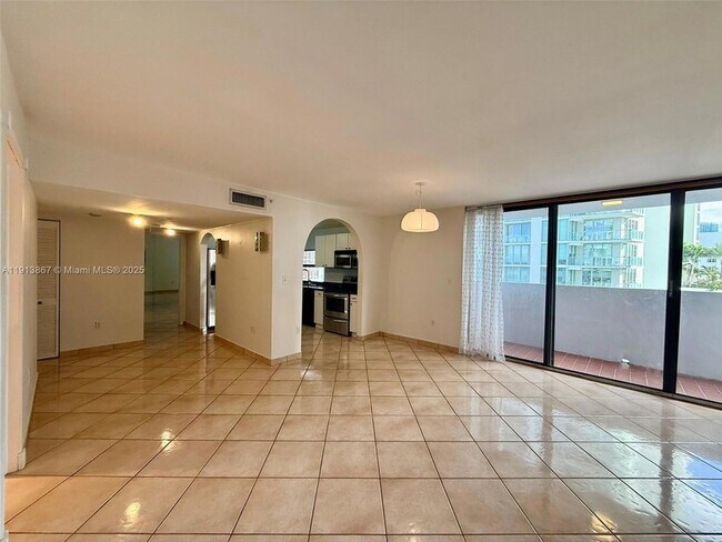 Building Photo - 555 NE 30th St