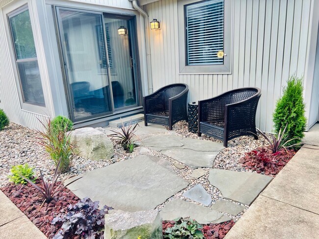 Building Photo - 808 Phoenix Dr