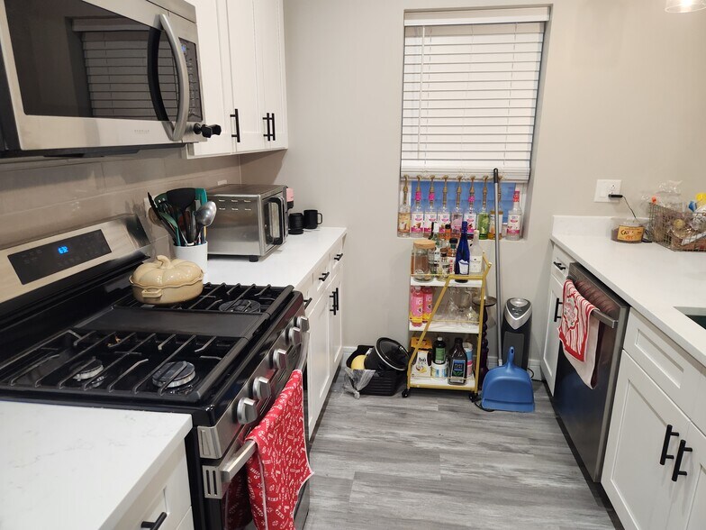 Building Photo - 4051 S Prairie Ave