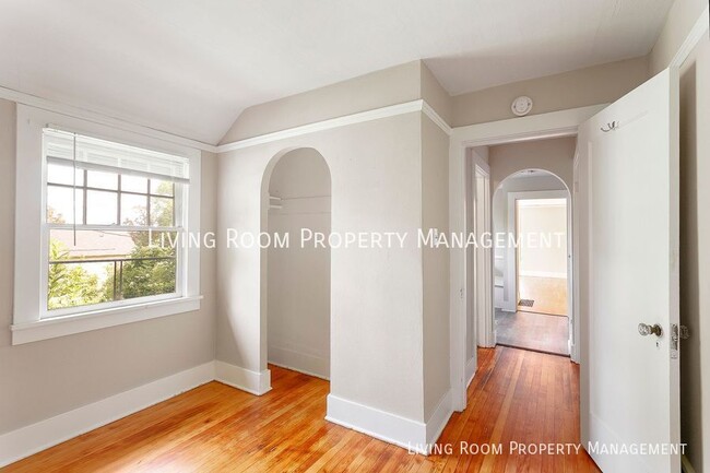 Building Photo - Charming, South Portland, Light-filled Apa...