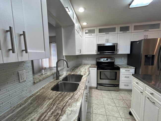 Building Photo - Charming 3/2.5 Condo in SW!