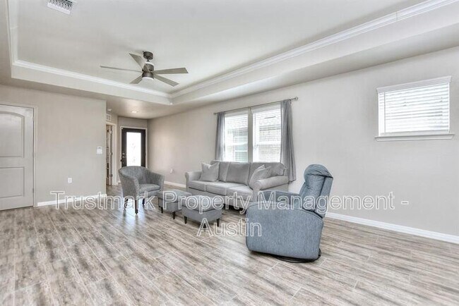 Building Photo - 220 Comal Ln