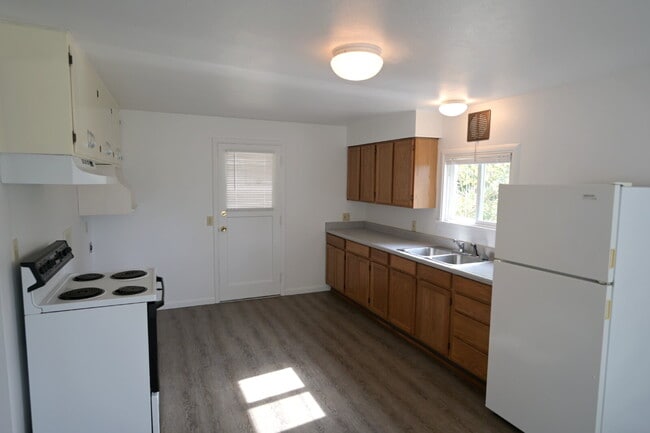 Building Photo - 2 bed 1 bath home with great view of Sequi...