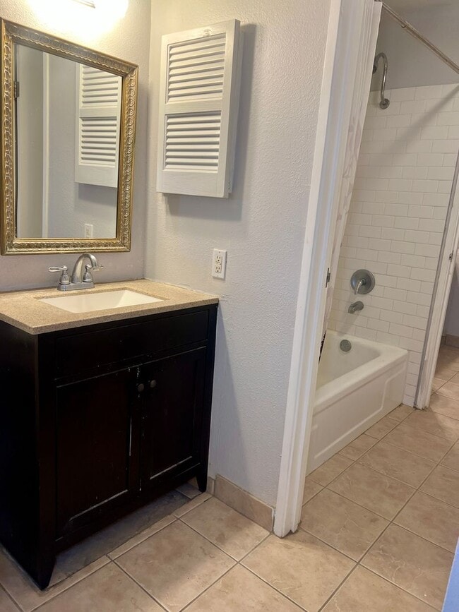 Building Photo - Spacious 2 Bed 1.5 Bath Condo in Hamden South