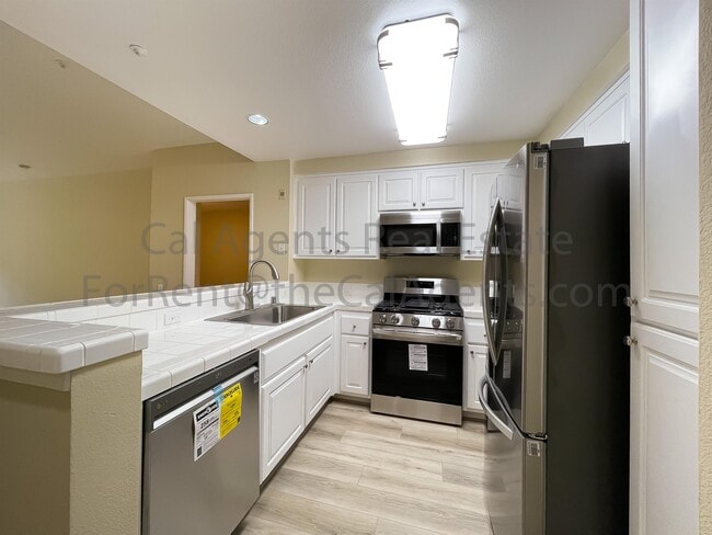 Building Photo - 260 Caldecott Ln