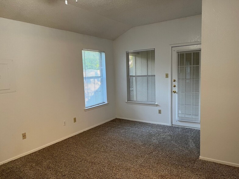 Building Photo - 10258 Aurora Dr
