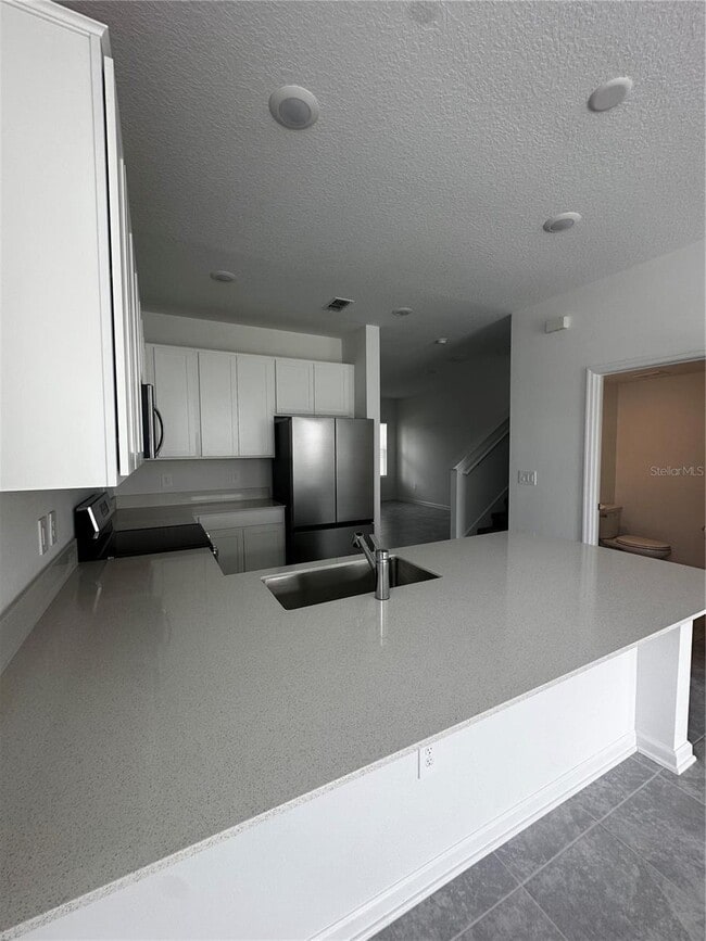 Building Photo - 3063 Chantilly Dr