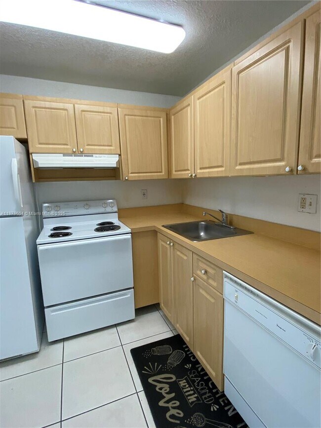 Building Photo - 9350 Fontainebleau Blvd
