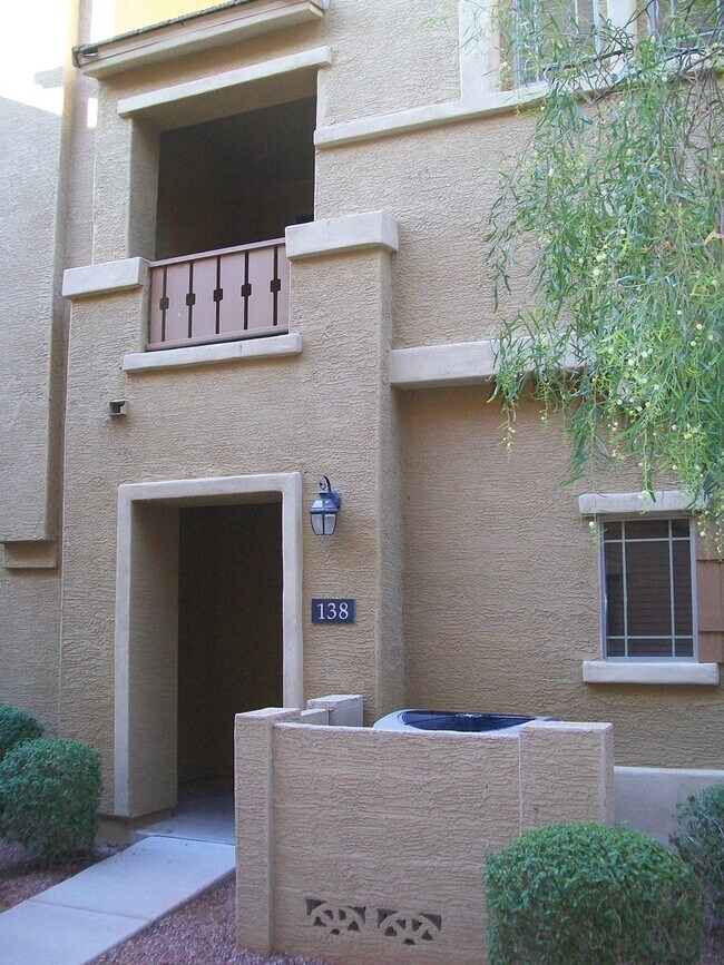 Building Photo - 2 bed, 2.5 bath, 2 car garage Townhome