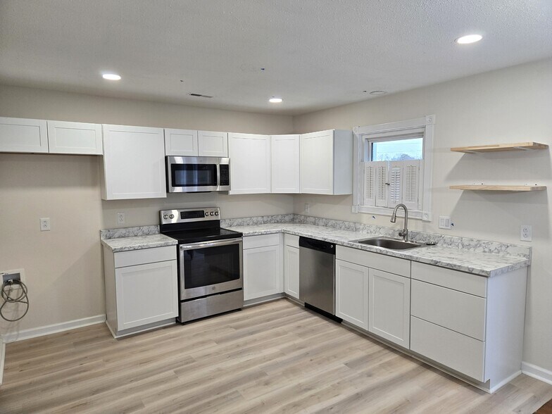 Building Photo - 3912 Riverside Cir