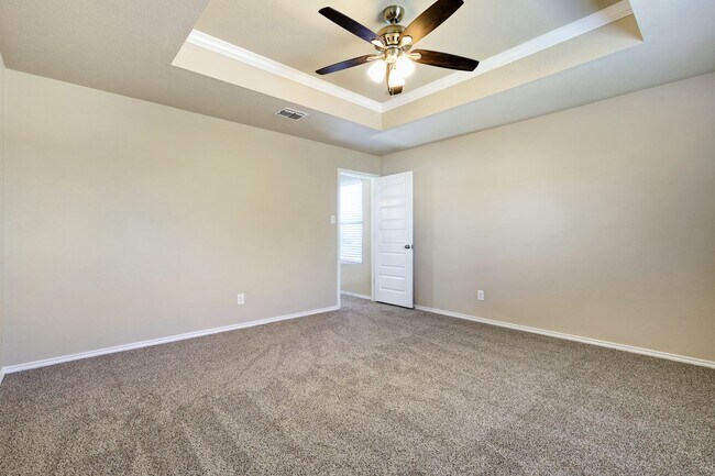 Building Photo - Move-In Ready Home with New Flooring and A...