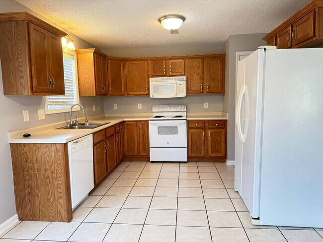 Building Photo - Almost 2000 sq.ft! Super Nice & Clean! 3 B...