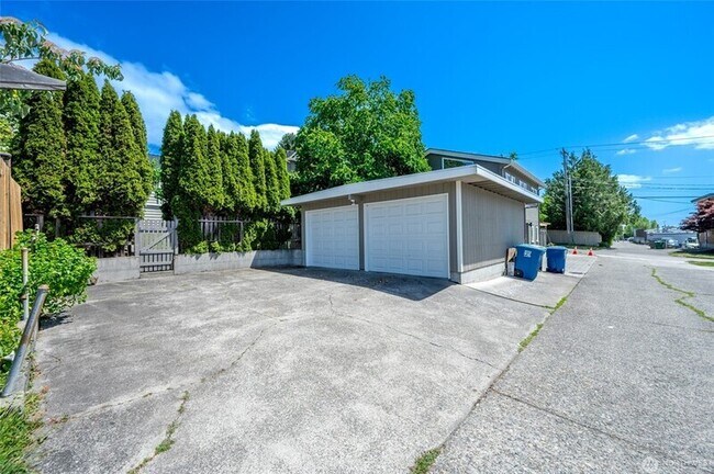 Building Photo - 2607 31st Ave W