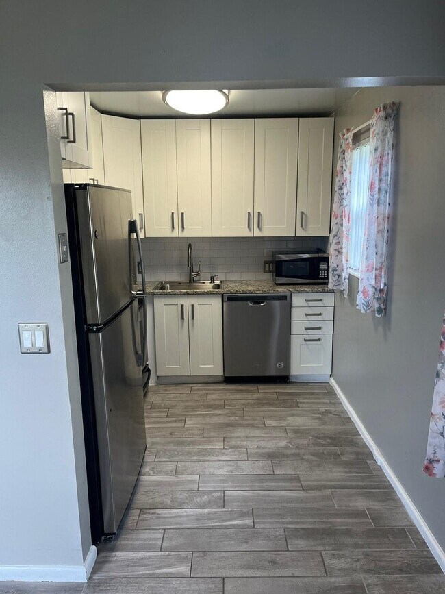 Building Photo - 144 Mansfield D