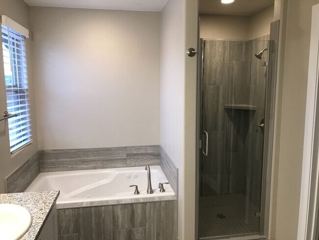 Building Photo - Like New Townhouse in St. George!