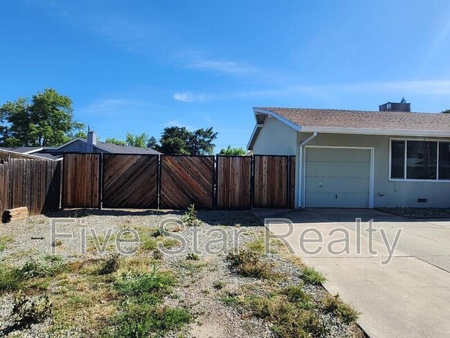 Building Photo - 544 Laurel Dr