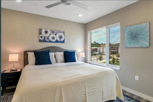 Building Photo - Stunning Furnished Townhouse in the South ...