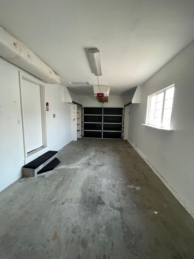 Building Photo - 1308/1310 W Lakeside Dr
