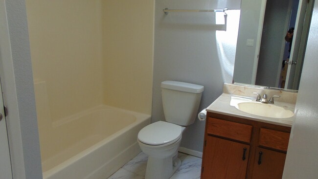 Building Photo - 4720 N Spring Dr