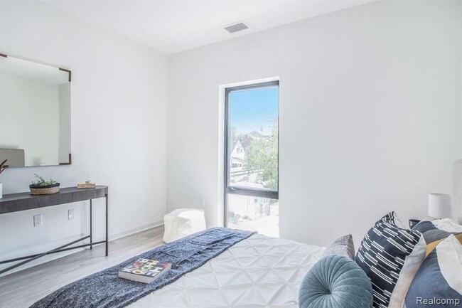 Building Photo - 7410 Kercheval Ave