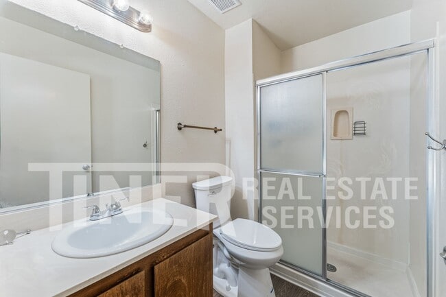 Building Photo - 5535 E Knoll Dr