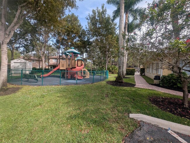 Building Photo - 4759 Pinemore Ln