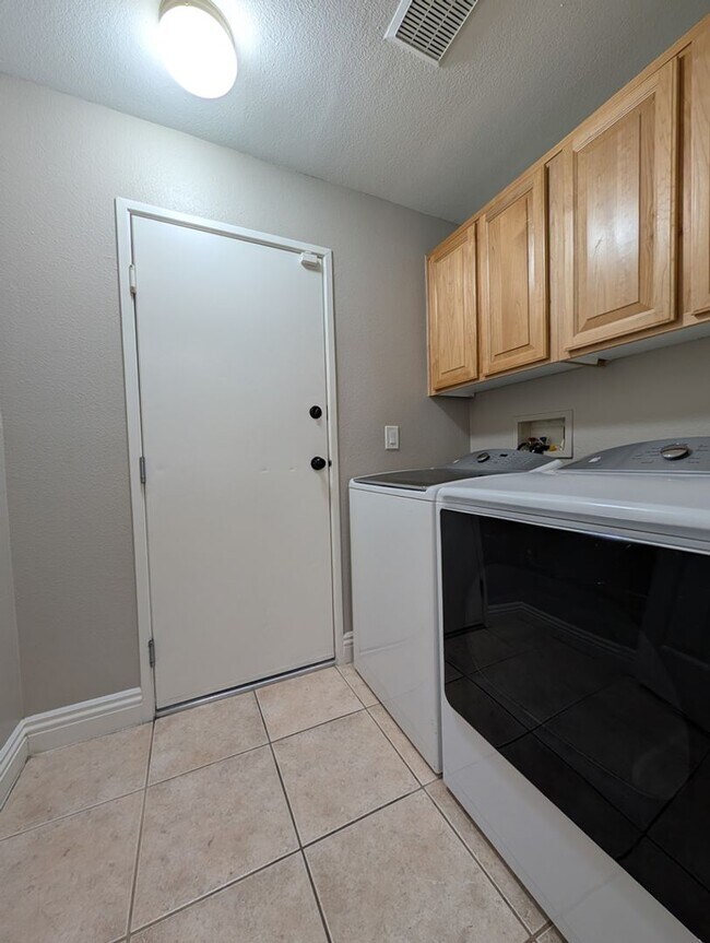 Building Photo - 2-STORY TOWNHOUSE FOR RENT IN ALIANTE NORT...