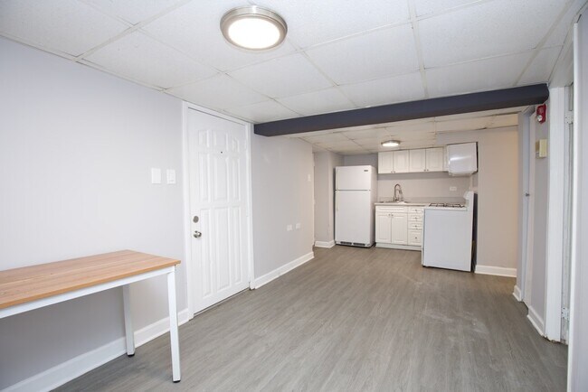 Building Photo - 3521 W Grace St