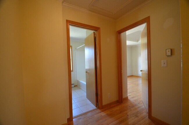 Building Photo - On Bus Route! 2bed/2.5 Bath, Sunny Town House! Fresh paint!