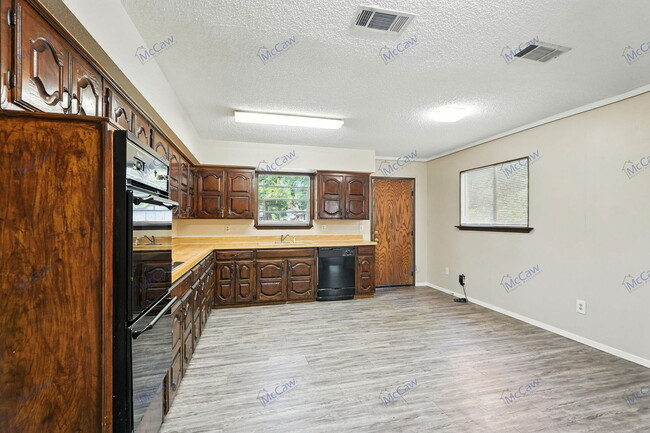 Building Photo - 1605 Maple Dr