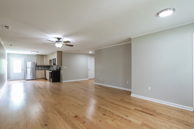 Building Photo - 3 Bedroom Home on Corner Lot