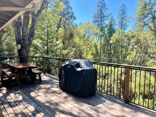 Building Photo - Gorgeous Fully Furnished 3 Bedroom Home Ne...