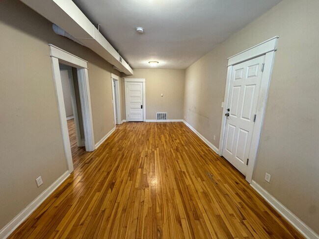 Building Photo - 1912 University Ave W