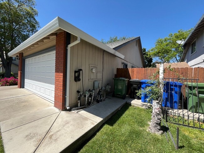 Building Photo - 3 Bed | 2 bath | 1620 SF | 2 Car Garage | Single Story | Tenant pays $175 for WS&G | Includes Gar...