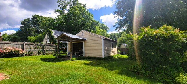 Building Photo - Charming 2 bedroom bungalow in Lakeside/Staples Mill area.