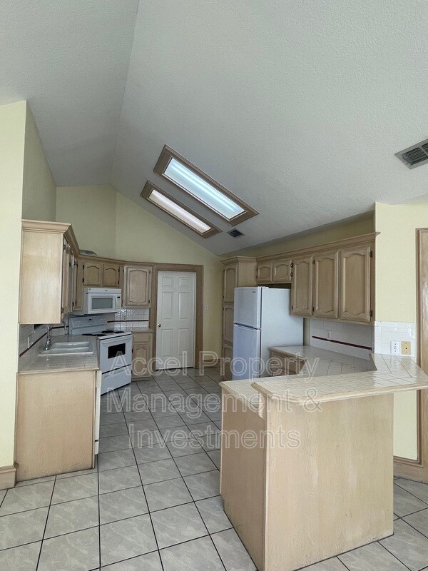 Building Photo - 512 Xanthisma Ave