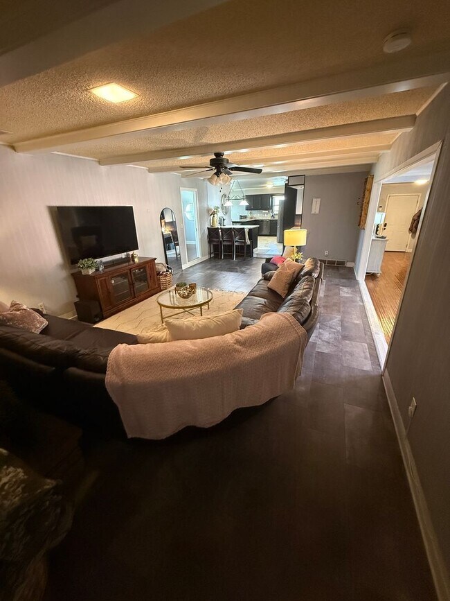 Building Photo - PRE LEASING for Fall 2026! 5 bedroom 3 bath Home!