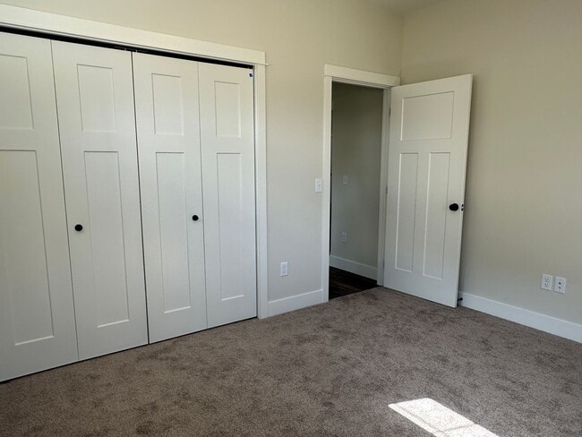 Building Photo - 3 Bedroom 2 Bath home on the west end!